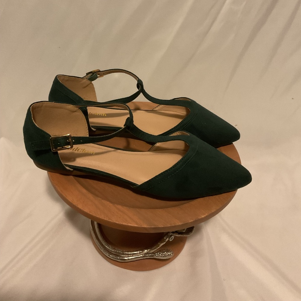 NWOT ModCloth dark green pointy flats with buckle size 8